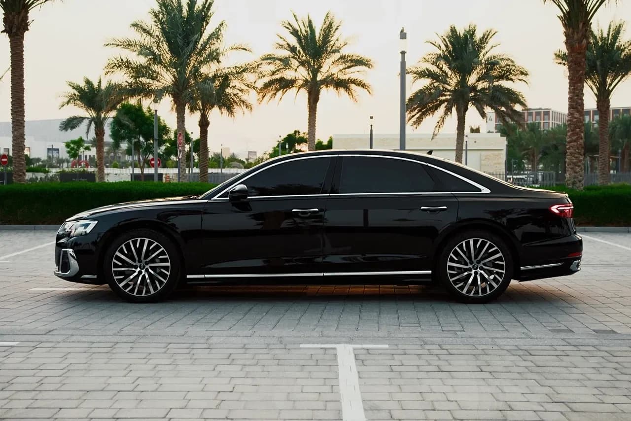 أودي أودي A8 - فاخرة rental car (2022) - image 4