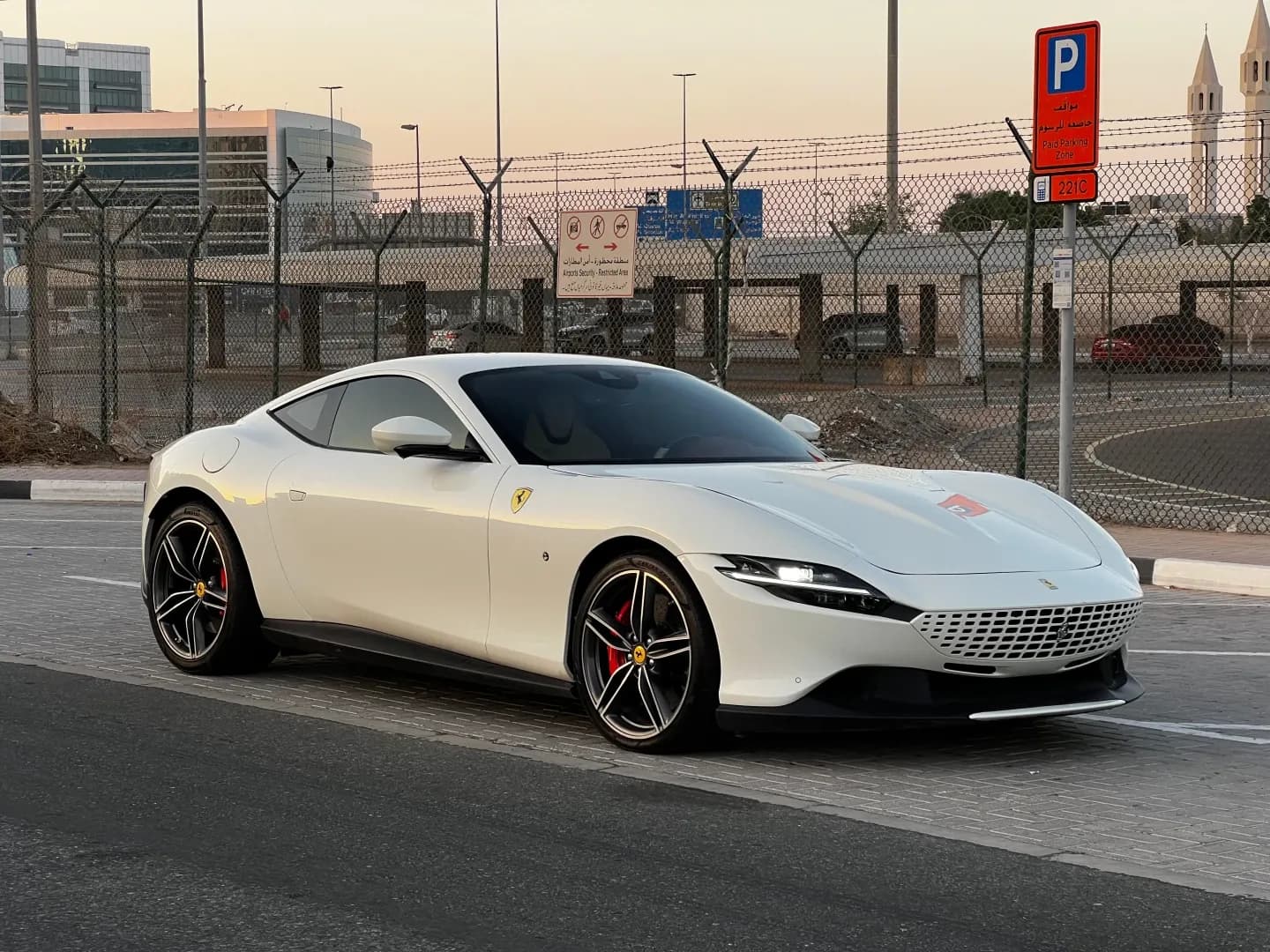 Ferrari Ferrari Roma - Sports rental car (2022) - image 2
