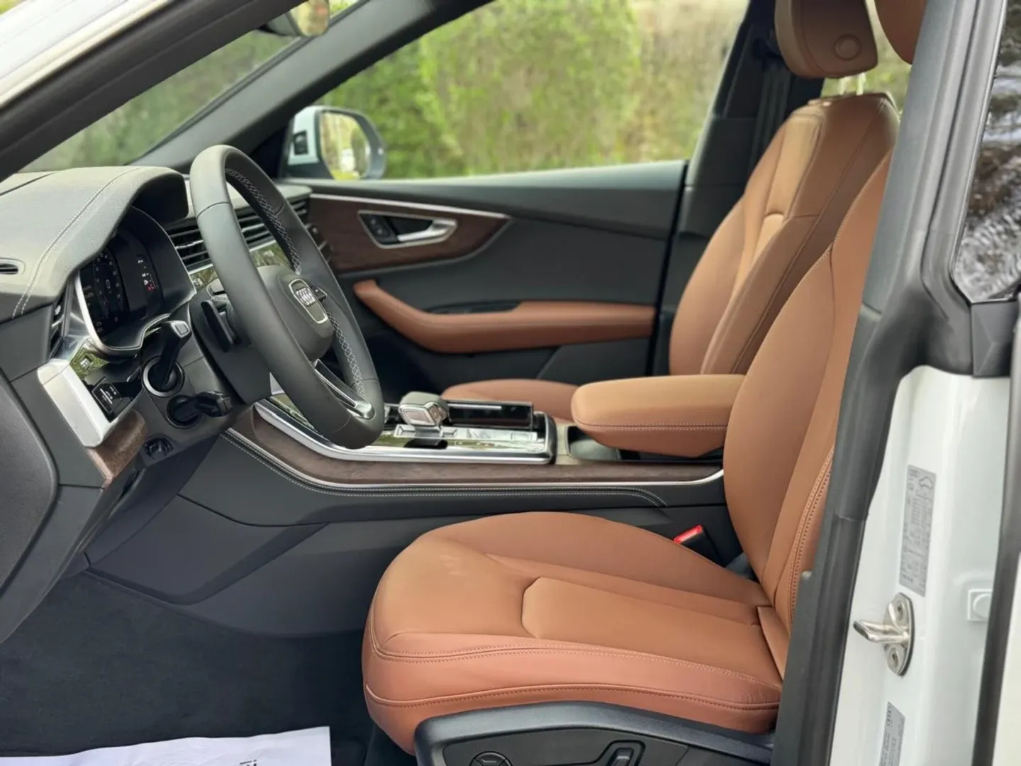 أودي أودي Q8 - فاخرة rental car (2024) - image 3