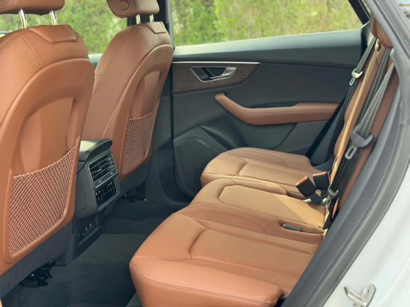 أودي أودي Q8 - فاخرة rental car (2024) - image 5